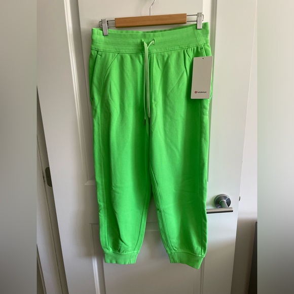 NWT cropped length Lululemon scuba high rise joggers size 8 in neon green - Picture 1 of 3